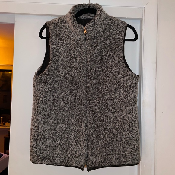 Reversible Vest (Black & Fluffy Gray) - Picture 4 of 6